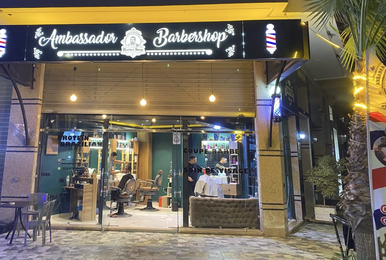Devanture Ambassador Barbershop de nuit